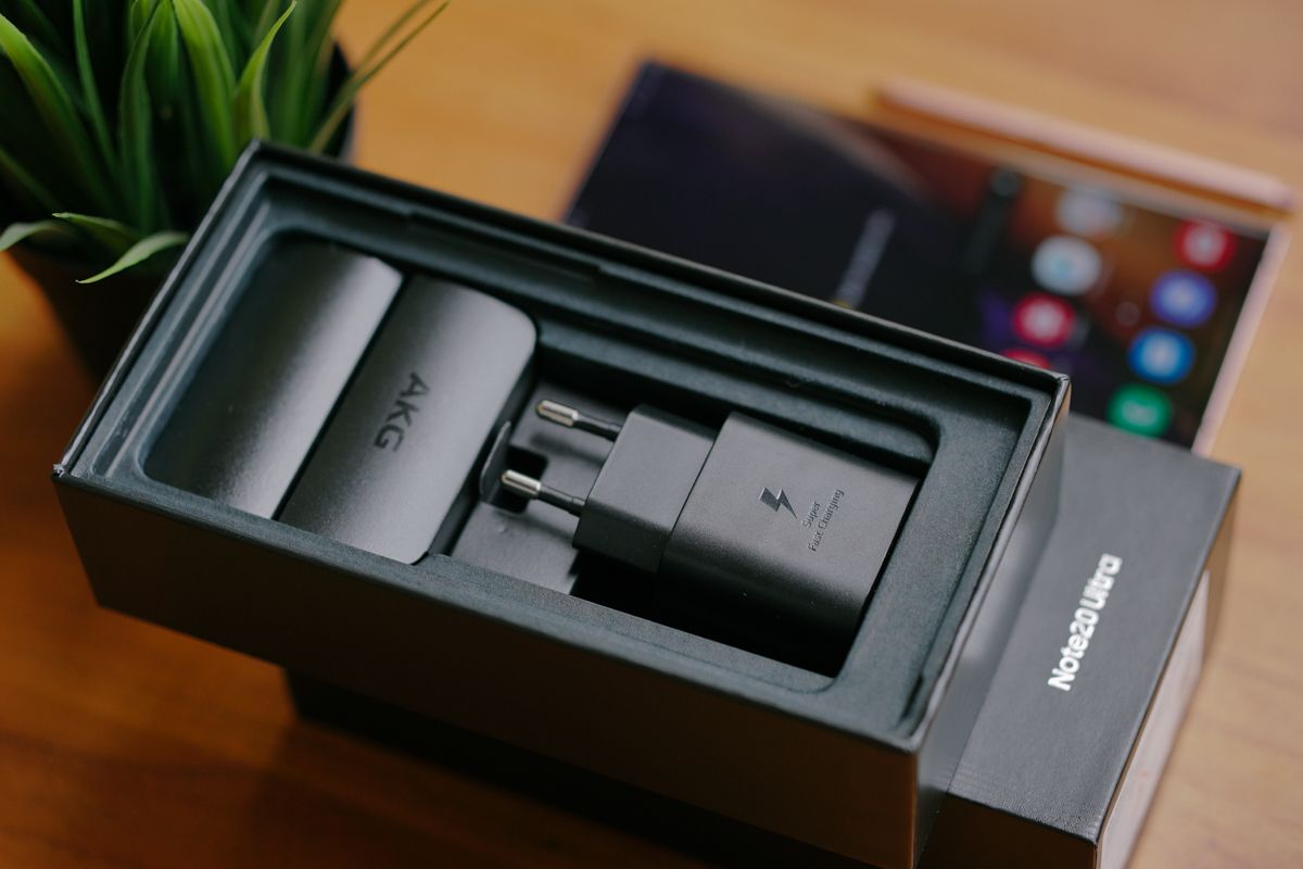 Samsung menyertakan aksesori pelengkap berupa Adaptive Fast Charger 25 watt, kabel USB A ke USB C, earphone, SIM card ejector tool, serta buku panduan singkat