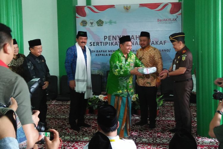 Menteri Agraria Tata Ruang/Kepala Badan Pertanahan Nasional (ATR/BPN) Hadi Tjahjanto, menyerahkan sertifikat wakaf kepada Pengurus Cabang Nahdlatul Ulama (PCNU) Gresik, Jawa Timur, Rabu (29/3/2023).