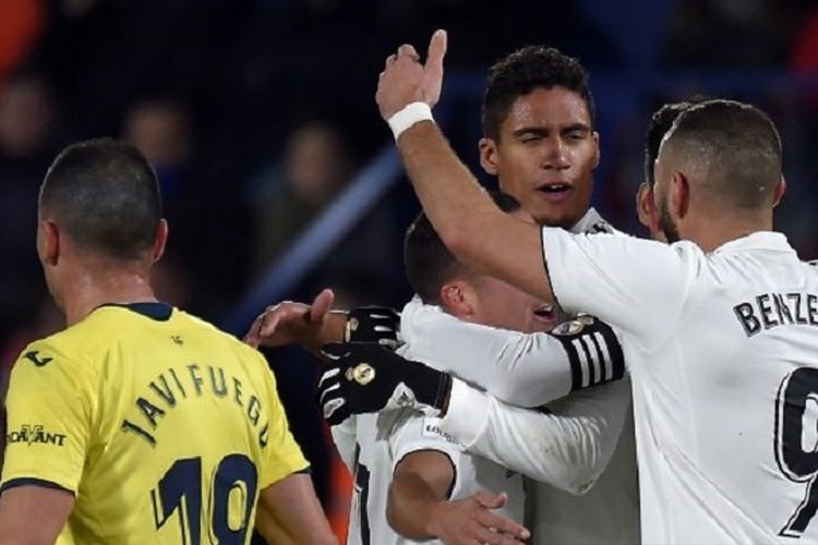 Raphael Varane merayakan gol bersama rekan-rekannya pada pertandingan Villarreal vs Real Madrid dalam lanjutan La Liga Spanyol di La Ceramica, 3 Januari 2019. 