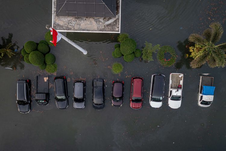 Foto udara sejumlah kendaraan roda empat terendam banjir limpasan air laut ke daratan atau rob yang merendam kawasan Pelabuhan Tanjung Emas Semarang, Jawa Tengah, Senin (23/5/2022).  Banjir rob dengan ketinggian bervariasi hingga mencapai 1,5 meter itu disebabkan oleh tingginya pasang air laut serta adanya tanggul yang jebol di kawasan tersebut.