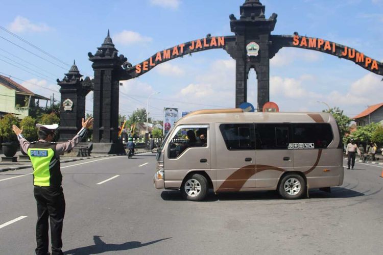 Petugas meminta kendaraan luar daerah untuk memutar balik karena tidak bisa menunjukkan surat hasil rapid antigen/PCR serta melanggar prokes Covid-19 di perbatasan Kabupaten Magelang-DIY, di Kecamatan Salam, Kabupaten Magelang, Senin (5/7/2021). Penyekatan ini dalam rangka PPKM Darurat mulai 3-20 Juli 2021.