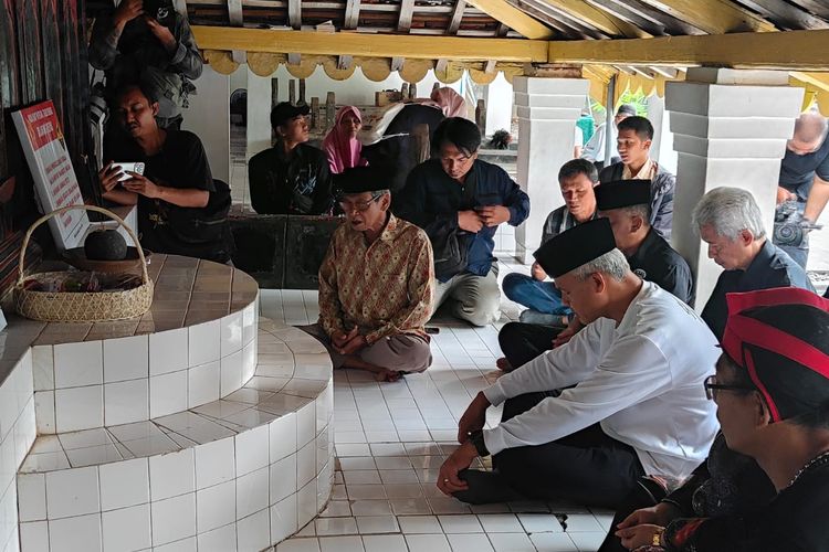 Capres nomor urut 3 Ganjar Pranowo saat berziarah di makam pendiri Kabupaten Ponorogo, Jawa Timur, Bathara Katong, Jumat (19/1/2024).