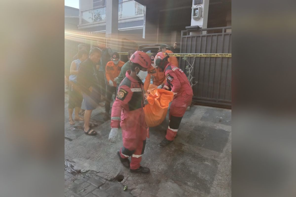 Proses evakuasi satu korban tewas dalam peristiwa kebakaran di kawasan perumahan mewah Jalan Danau Poso, Kecamatan Tamalate, Kota Makassar, Sulawesi Selatan (Sulsel), pada Jumat (5/7/2024), pagi.