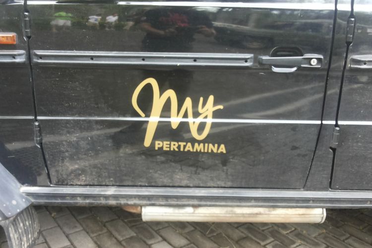Logo My Pertamina yang terpasang pada mobil-mobil anggota Mercedes Jip Indonesia saat turing Banyuwangi-Bali, 8-12 Desember 2017.