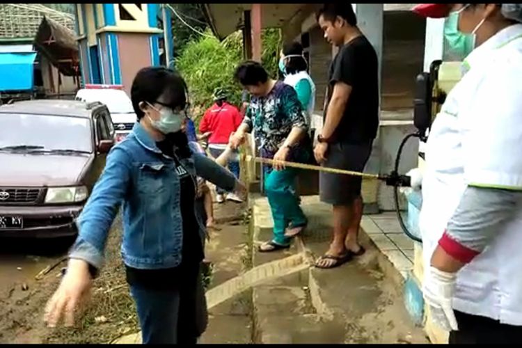 Warga Mamasa Antri Disemprot Badannya dengan Antiseptik dan Pemeriksaan Suhu Tubuh