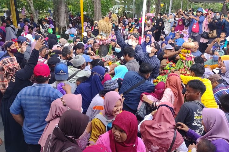 Ribuan warga berebut gunungan di Nyadran Agung 2023 di alun-alun Wates, Kabupaten Kulon Progo, Daerah Istimewa Yogyakarta.