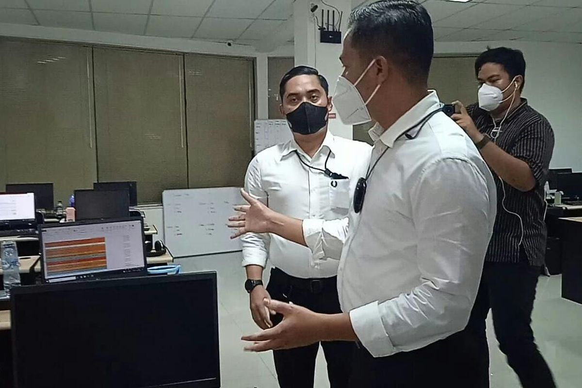 Ditreskrimsus Polda Metro Jaya menggerebek tempat usaha pinjaman online ilegal di Ruko Gading Bukit Indah, Kelapa Gading, Jakarta Utara, Senin (18/10/2021).