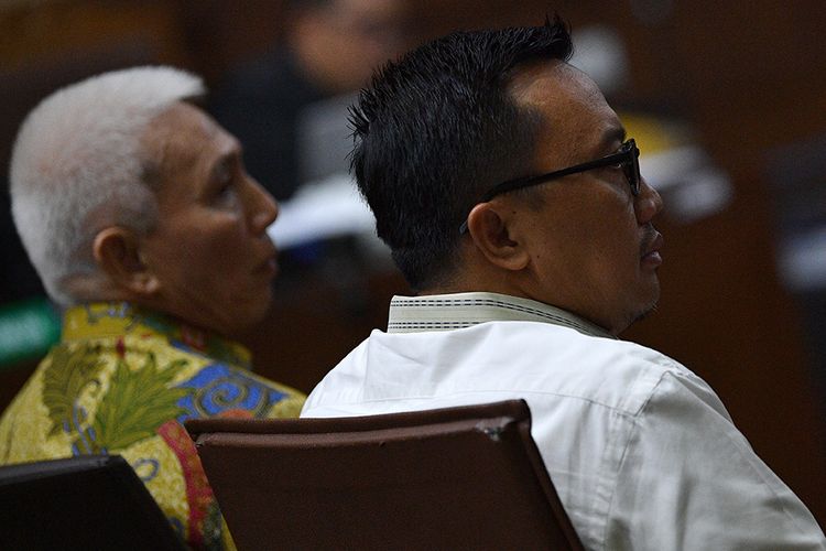 Menpora Imam Nahrawi (kanan) dan Bendahara Umum KONI Johnny E Awuy (kiri) menjadi saksi dalam sidang kasus dugaan suap dana hibah KONI dengan terdakwa Sekjen KONI Ending Fuad Hamidy di Pengadilan Tipikor, Jakarta, Senin (29/4/2019). Ending Fuad Hamidy didakwa menyuap Deputi IV Bidang Peningkatan Prestasi Olahraga Kemenpora Mulyana, pejabat pembuat komitmen (PPK) pada Kemenpora Adhi Purnomo dan staf Kemenpora Eko Triyanto.