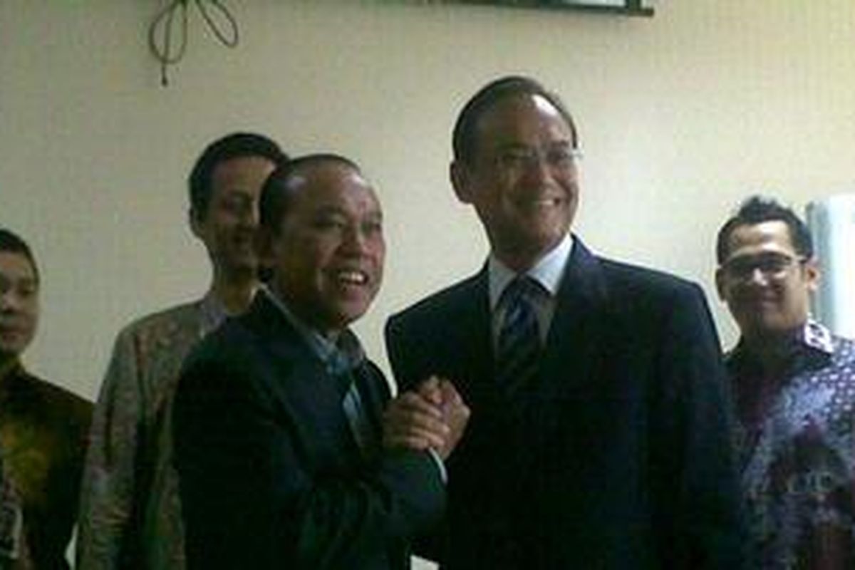 Ketua Umum Kadin yang baru Suryo Bambang Sulisto (kanan) dan Plt Ketum Kadin periode lalu Adi Putra Tahir (kiri).