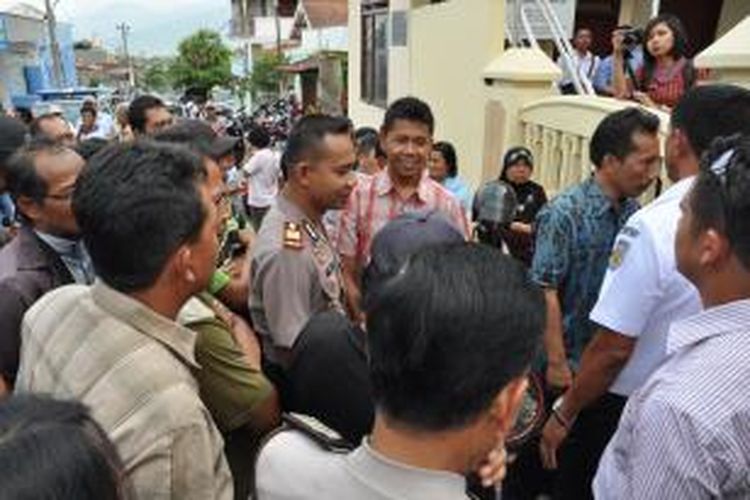 Puluhan warga kelurahan Lodoyong yang bermukim dibantaran rel kereta api Ambarawa menggelar unjukrasa di kantor kelurahan Lodoyong, Selasa (16/9/2014) siang.