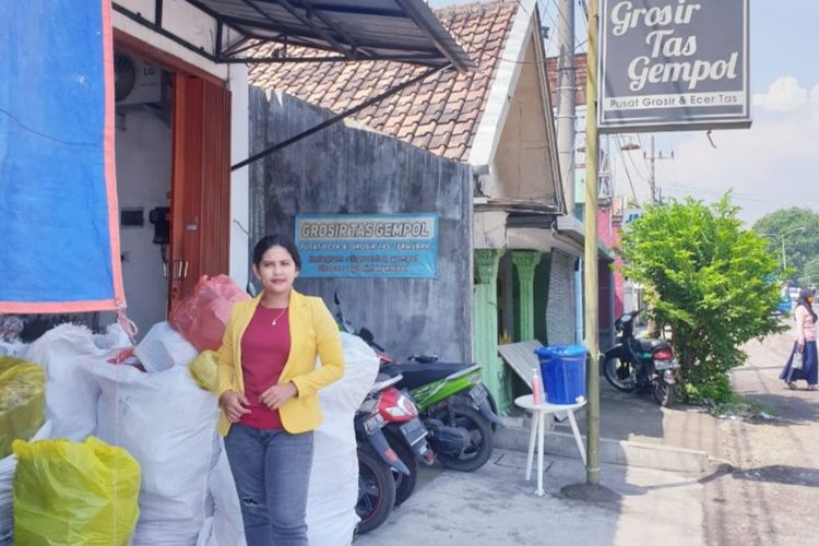 Pratisia Kurniawati di depan tempat usahanya di Sidoarjo, Jawa Timur