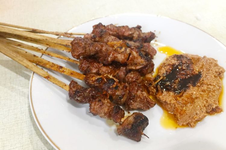 Sajian sate kambing di Soto Betawi Haji Maruf kuliner legendaris Jakarta.