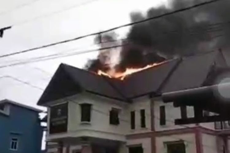 Kepanikan di Posko Mudik Walenrang, Petugas Berjibaku Padamkan Api di Kantor Camat
