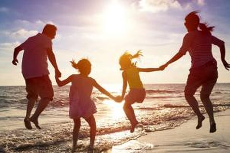 Bepergian bersama keluarga, salah satu cara rayakan liburan akhir tahun (Sumber foto: Shutterstock)