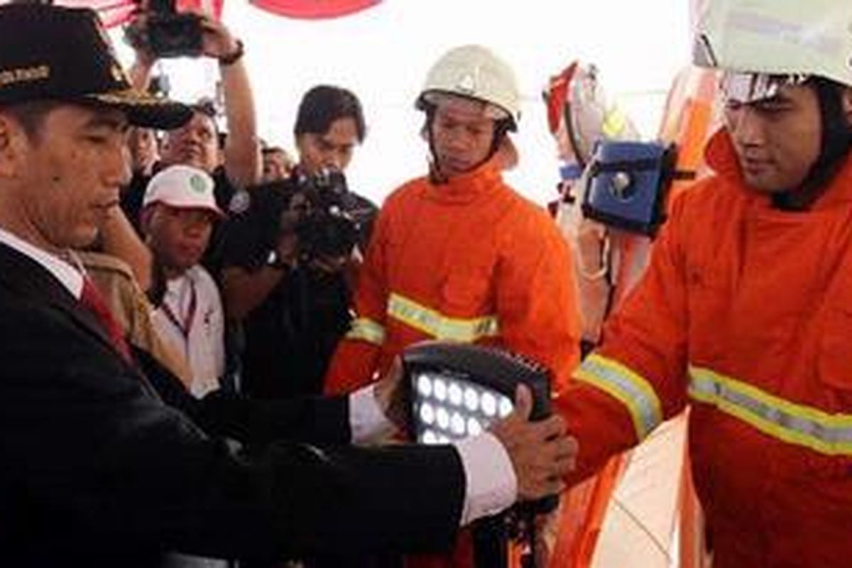 Gubernur DKI Jakarta, Joko Widodo, memeriksa perlengkapan pemadam kebakaran pada apel kesiagaan banjir di lapangan Monas Jakarta Pusat, Selasa (6/11/2012). Apel ini dilakukan untuk mengetahui kesiapan menghadapi banjir pada musim hujan tahun ini.