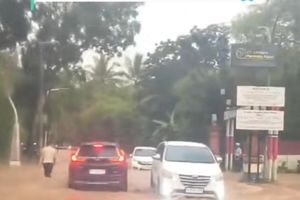 Kali Cipaeh Meluap, Jalan Menuju Rumah Presiden Prabowo di Hambalang Terendam Banjir