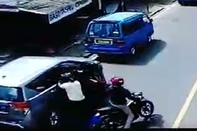 Aksi perampokan terhadap pengemudi mobil di seberang restoran McDonalds Bojongsari, Depok, Jawa Barat, Selasa (5/5/2020). Aksi terekam kamera pengintai. Para perampok kini diburu poisi.
