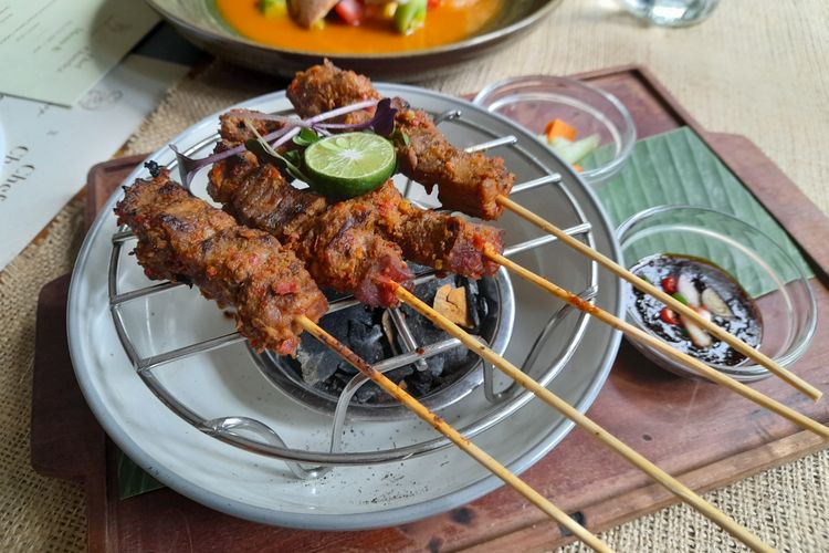 Beef Satay Rembiga, menu kolaborasi Seribu Rasa dan Chef Chandra Yudasswara.