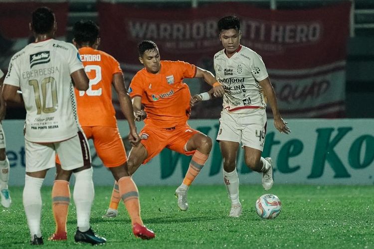 Pemain Borneo FC Mathues Pato menjaga pemain Bali United Kadek Arel yang sedang membawa bola saat pertandingan pekan ke-2 Liga 1 2023-2024 yang berakhir dengan skor 3-1 di Stadion Segiri Samarinda, Sabtu (8/7/2023) malam.