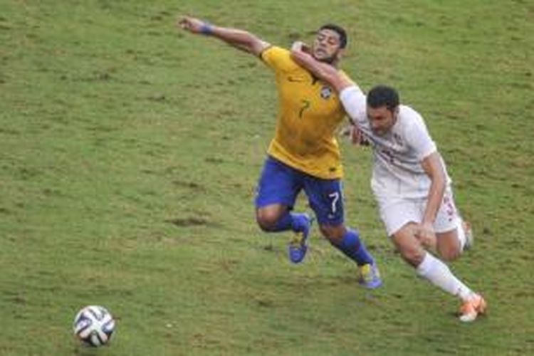 Striker Brasil, Hulk, berebut bola dengan bek Serbia, Dusko Tosic, dalam laga persahabatan di Stadion Morumbi, Sao Paulo, Jumat (6/6/2014).
