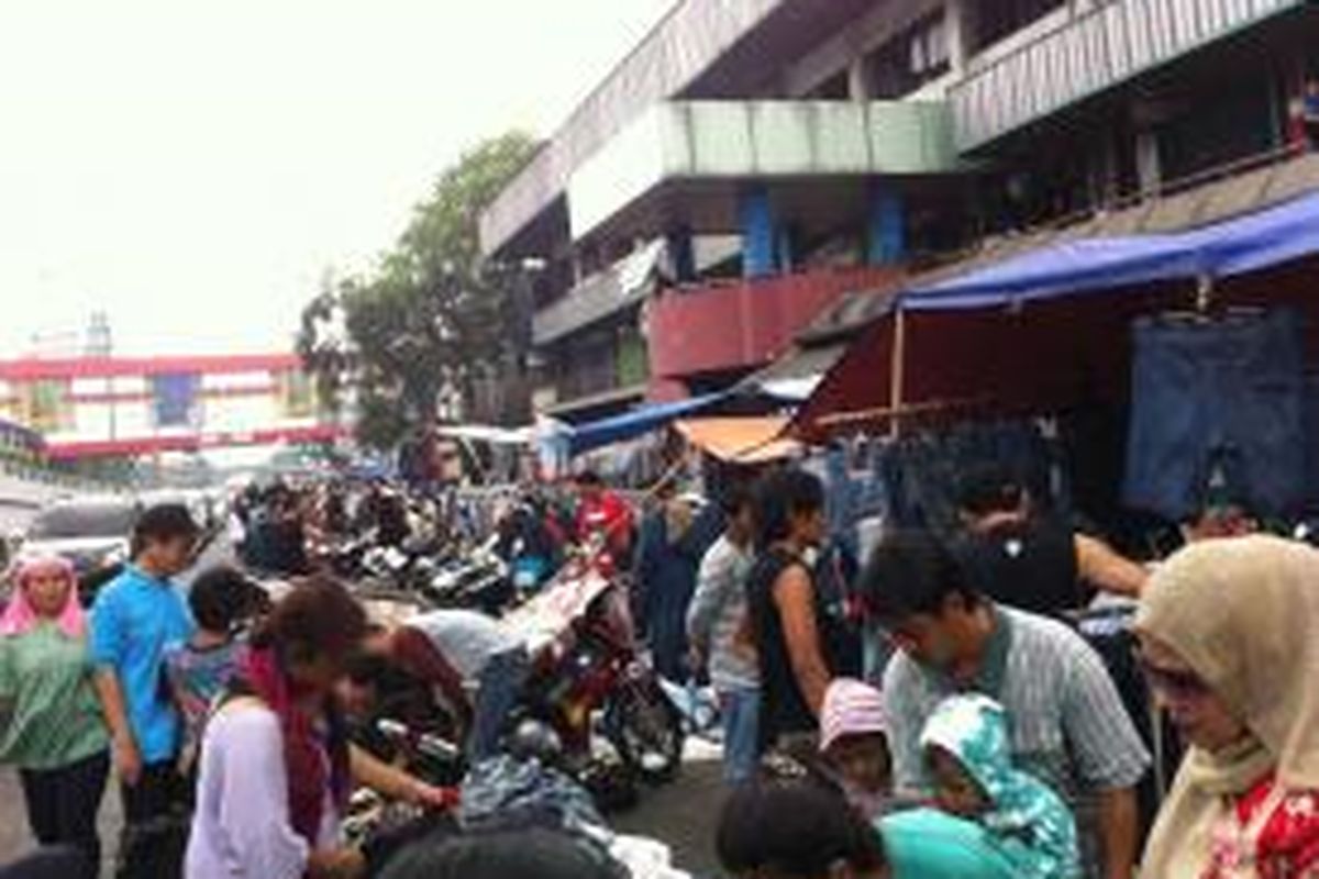 Kondisi Jalan Senen Raya, Jakarta Pusat yang dipenuhi dengan para pedagang kaki lima (PKL), Minggu (7/9/2014).