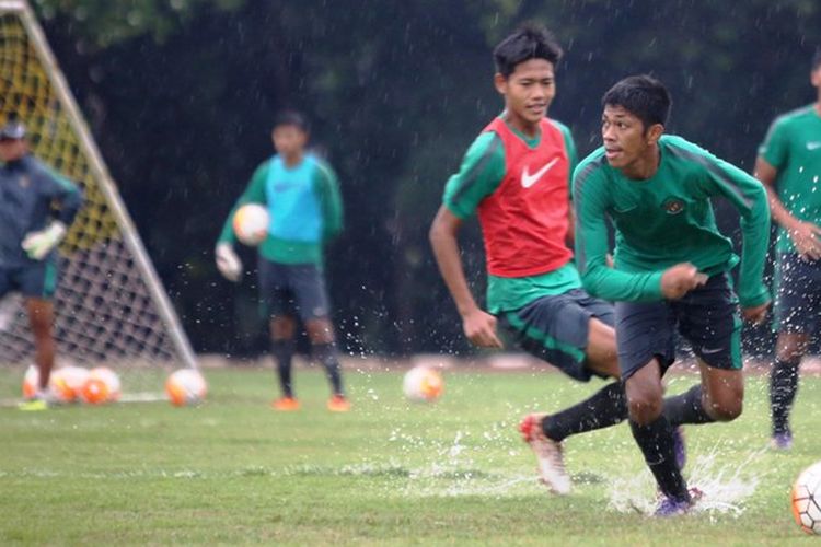 Sebanyak 35 pemain mengikuti pemusatan latihan tim nasional Indonesia U-18 yang digelar di Stadion Atang Sutresna, Cijantung, Senin (3/4/2017). 