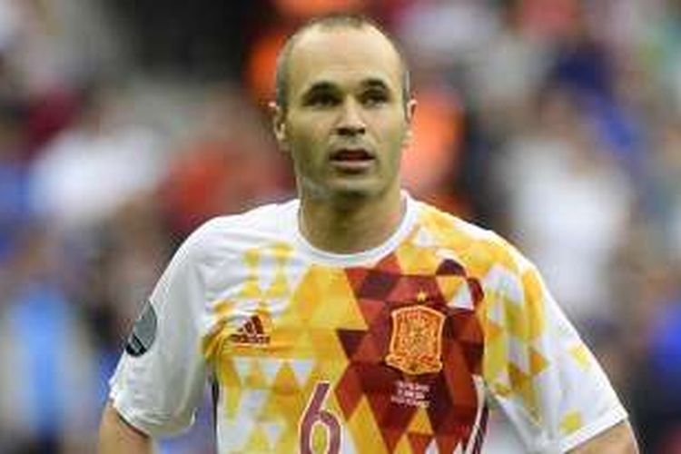 Ekspresi Andres Iniesta saat menjalani laga babak 16 besar Piala Eropa 2016 kontra Italia, di Stade de France, Saint-Denis, Senin (27/6/2016).