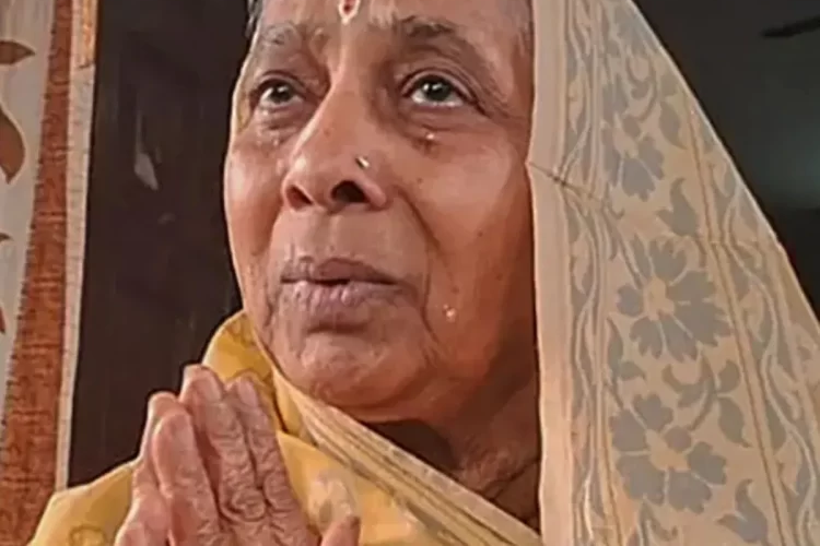 Seorang perempuan di India telah lebih dari 30 tahun membatasi bicara maksimal hanya sejam sehari. Perempuan 85 tahun itu bernama Saraswati Devi, yang dikenal juga sebagai Mauni Mata Ia melakukan itu karena telah berkomitmen untuk melakukan maun vrat, yakni sumpah untuk tidak berbicara.