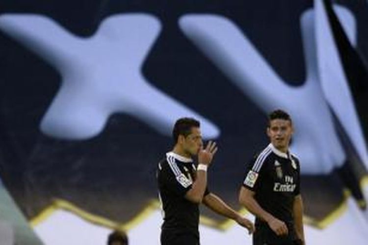 Penyerang Real Madrid, Javier Hernandez (kiri), berselebrasi dengan rekannya James Rodriguez, seusai mencetak gol ke gawang Celta Vigo, Minggu atau Senin (27/4/2015) dini hari WIB.  