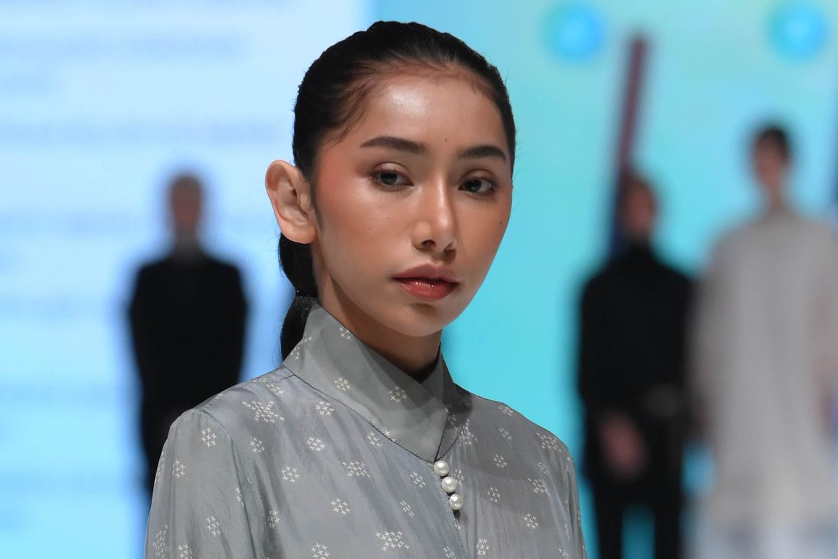 Makeup look rosy soft liner dari Wardah di Indonesia Fashion Week 2023