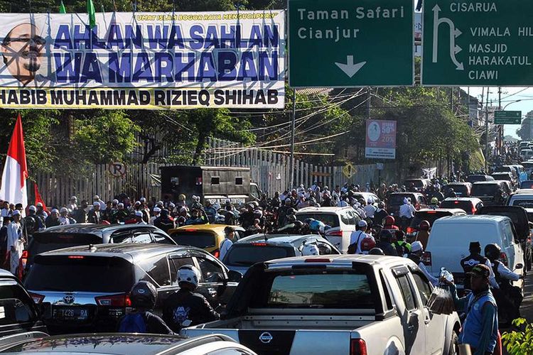 Sejumlah kendaraan memadati jalur Puncak di Simpang Gadog, Ciawi, Kabupaten Bogor, Jawa Barat, Jumat (13/11/2020). Satlantas Polres Bogor melakukan rekayasa lalu lintas untuk mengurai kepadatan lalu lintas di jalur Puncak saat kedatangan Rizieq Shihab di Pondok Pesantren Alam Agrokultural Markaz Syariah DPP FPI, Megamendung, Kabupaten Bogor.