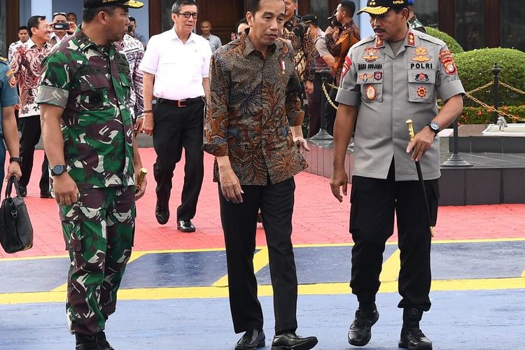 Presiden bersama rombongan lepas landas dari Pangkalan TNI AU Halim Perdanakusuma, Jakarta, dengan menggunakan Pesawat Kepresidenan Indonesia-1 pada Kamis (30/1/2020) sore, sekitar pukul 17.00 WIB.