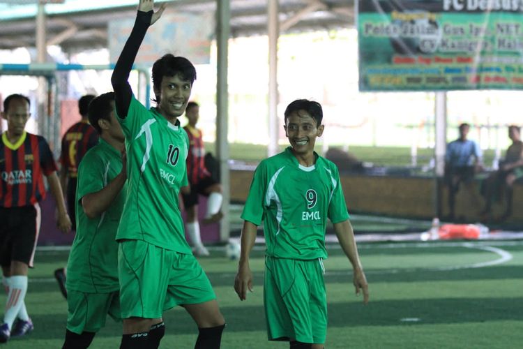 Iptu Umbaran Wibowo (nomor 10) saat bersama tim media asal Kabupaten Blora, mengikuti turnamen futsal dalam rangka memperingati Hari Pers Nasional (HPN) 2016 di Kabupaten Lamongan, Jawa Timur.