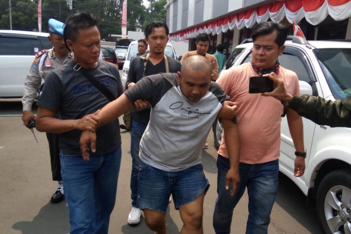 Baihazi Sakom alias Boy (34), pemerkosa terhadap seorang perempuan di Depok pada pekan lalu, tampak berjalan dengan kaki pincang saat dibawa ke Mapolresta Depok pada Rabu (30/8/2017). Boy disebut sempat berupaya kabur saat disergap polisi di tempat persembunyiannya di Cilebut, Kabupaten Bogor pada Rabu dinihari. Polisi akhirnya melepaskan tembakan yang mengenai kaki kiri Boy.  