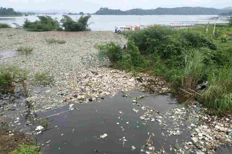 Waduk Jatigede, Sumedang, Jawa Barat jadi lautan sampah, dalam sebulan terakhir. 