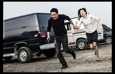 Ha Jung Woo dan Jun Ji Hyun dalam film The Berlin Life (2013)