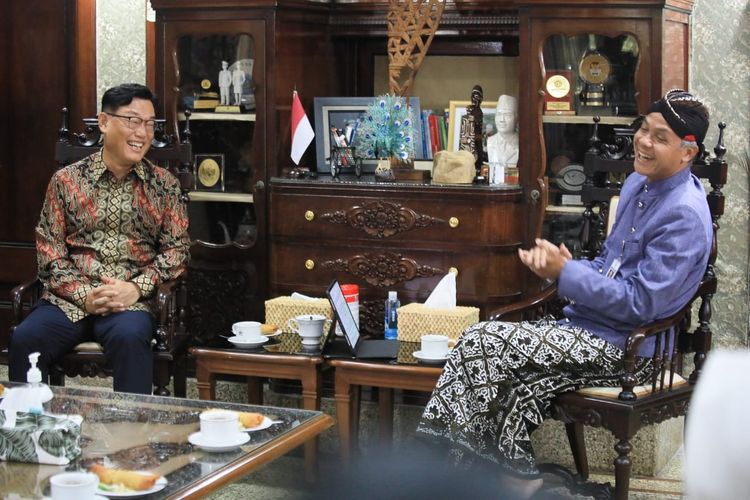 Gubernur Jawa Tengah Ganjar Pranowo saat agenda pertemuan dengan Duta Besar Republik Korea untuk Indonesia, Park Tae-sung di rumah dinas Puri Gedeh Kota Semarang pada Kamis (9/6/2022).