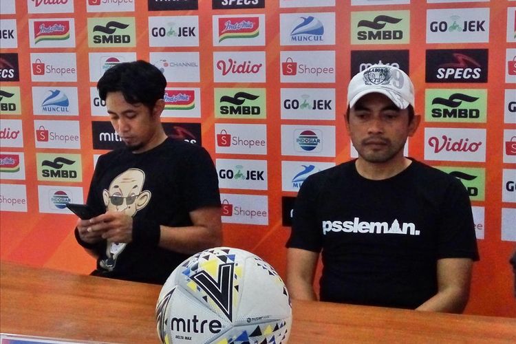 Pelatih PSS Sleman Seto Nurdiyantara dan Bagus Nirwanto saat jumpa pers di Stadion Maguwoharjo