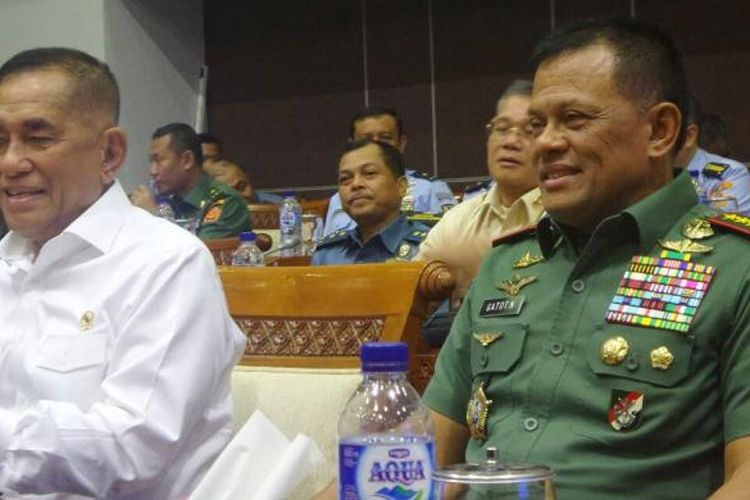 Menteri Pertahanan Ryamizard Ryacudu (kiri) dan Panglima TNI Jenderal TNI Gatot Nurmantyo sebelum rapat kerja bersama Komisi I DPR, Senin (6/2/2017).