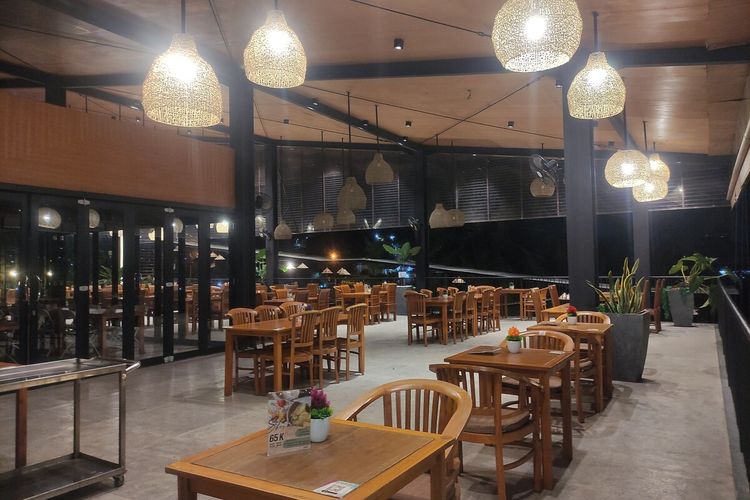 Suasana Love Garden Cafe and Resto yang berlokasi di Jalan Raya Veteran, Kecamatan Bogor Tengah, Kota Bogor.