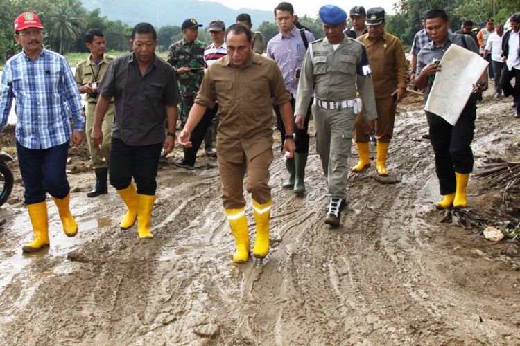 Gubernur Sumut Edy Rahmayadi dan Bupati Madina Dahlan Hasan Nasution meninjau lokasi banjir dan longsor di Kabupaten Madina, Sumut, Rabu (14/11/2018)