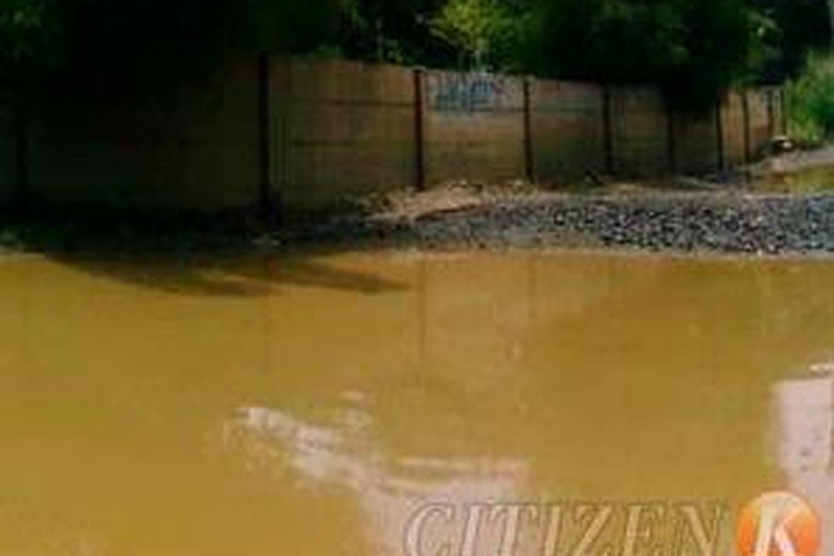 Jalan Raya Buaran - Rawa Buntu Serpong, rusak parah tergenang air.