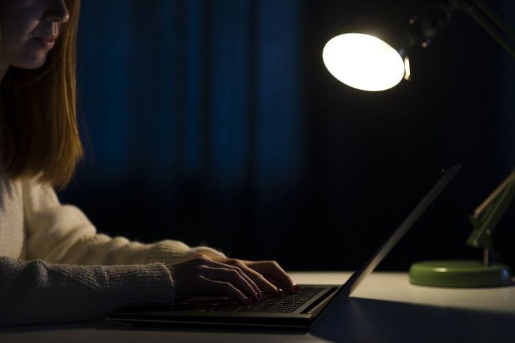 Kurang istirahat, seperti begadang hingga larut malam, merupakan salah satu gaya hidup buruk yang meningkatkan risiko TBC.