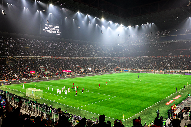 Laga pekan ke-22 Liga Italia 2023-2024 antara Milan vs Bologna di Stadion San Siro, 27 Januari 2024, sejenak berhenti pada menit ke-16 untuk kampanye melawan rasialisme. Sekitar 70 ribu penonton menyalakan lampu dari ponsel masing-masing dan mengubah San Siro jadi lautan cahaya.