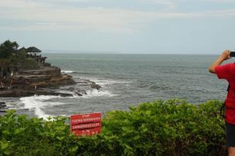 Wisatawan mancanegara di obyek wisata Pura Tanah Lot, Kabupaten Tabanan, Bali, Jumat (26/6/2015).