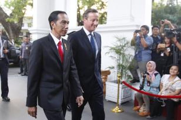 Presiden Joko Widodo (kiri) menyambut kedatangan Perdana Menteri Inggris David Cameron di Istana Merdeka, Senin (27/7/2015) petang. Kunjungan kali ini difokuskan Cameron untuk meningkatkan kerja sama Inggris dengan negara-negara Asia Tenggara.