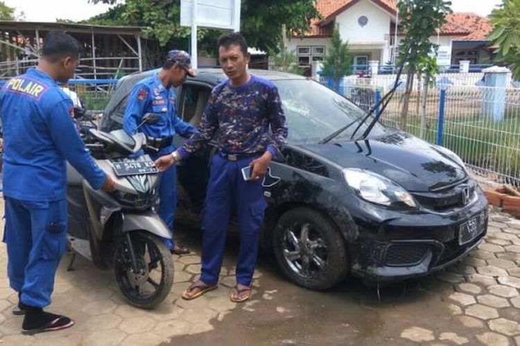 Anggota Polair Polres Batang, Jawa Tengah melihat mobil dan sepeda motor yang tiba-tiba mengambang di Muara Sungai Gembong, Klidang Lor. Minggu (12/3/2017)