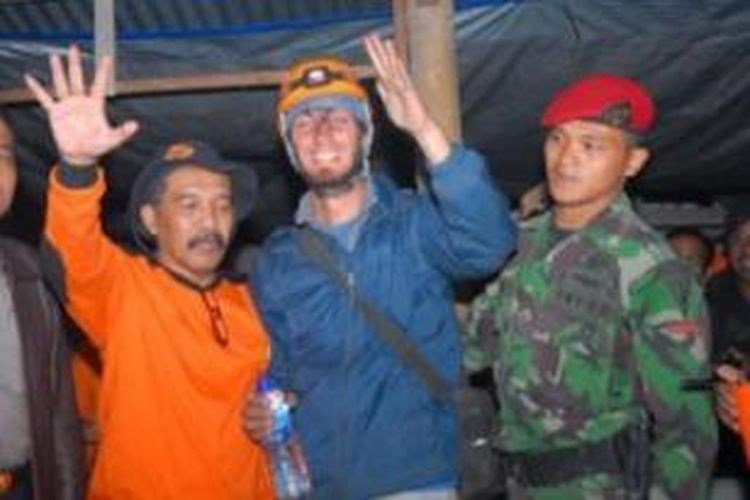 Pendaki Rusia yang sempat tersesat di Gunung Merapi, saat tiba di posko operasi SAR di Kinah Rejo, Sleman, Daerah Istimewa Yogyakarta, Kamis (15/8/2013).