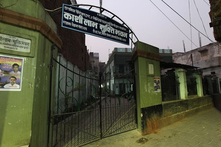 Ini adalah pintu masuk hotel Mukti Bhawan di kota Varanasi, India yang menjadi tujuan mereka yang akan meninggal dunia. 