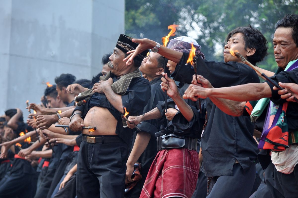 Seni debus Banten, salah satu tradisi yang dimiliki masyarakat Banten yang dipercaya membuat tubuh mereka kebal.